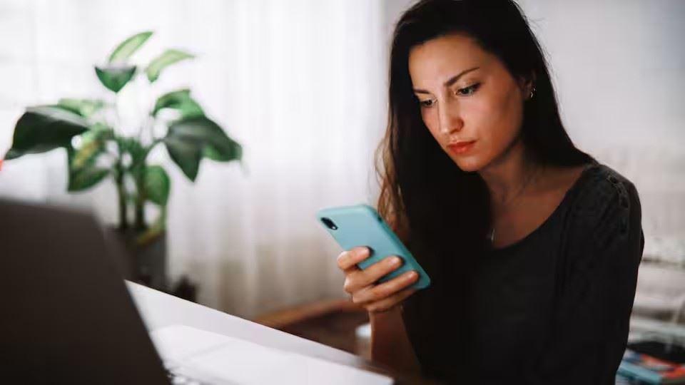 عدم پاسخگویی به تماس‌های کاری در ساعات غیراداری در استرالیا قانونی می‌شود