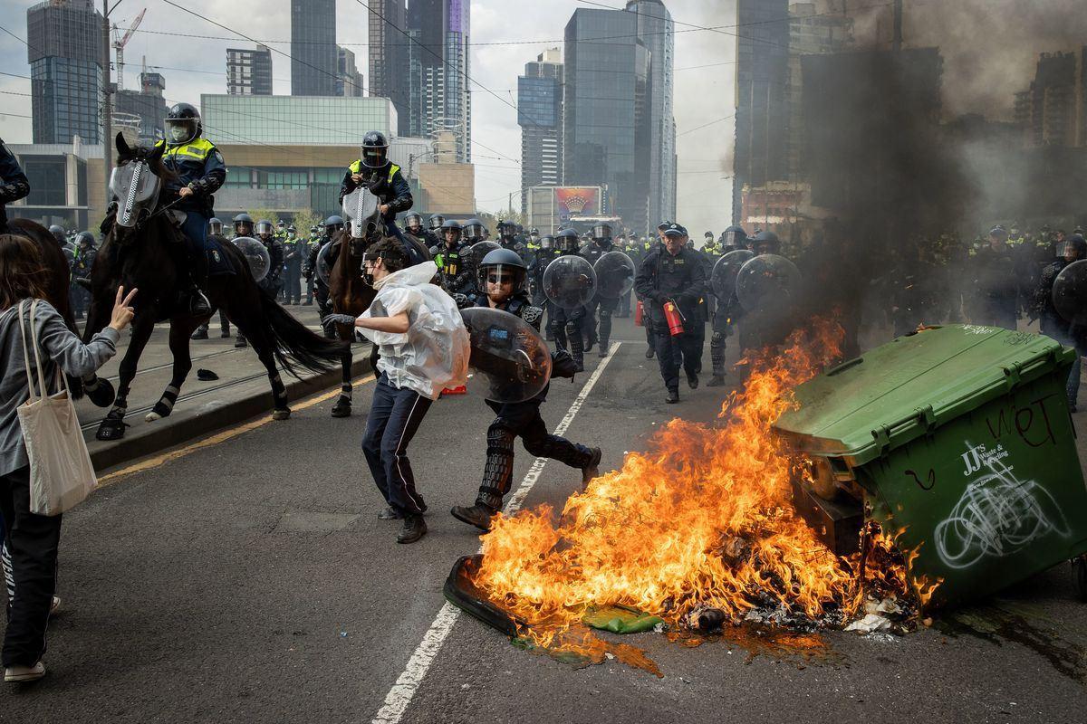 درگیری شدید پلیس و معترضان به برپایی نمایشگاه تسلیحات دفاعی در ملبورن