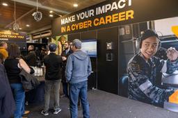 پاداش 1000 دلاری برای پرسنل نیروی دفاع استرالیا در صورت کمک به استخدام نیروهای جدید