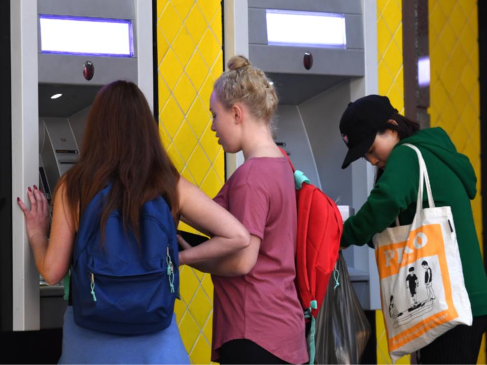 کسر دو یا چندبار پول از حساب مشتریان کامن‌ولث بانک استرالیا!