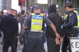 حوادث شب سال نو در ملبورن: کشف مواد محترقه غیرمجاز و درگیری‌های متعدد