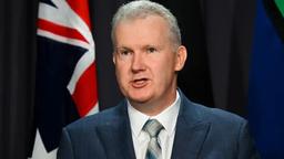 سه عضو پرونده NZYQ به نائورو دیپورت می‌شوند