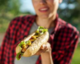 تاثیر غذا‌ها بر طول عمر؛ کاهش طول عمر با مصرف هات‌داگ و کوکاکولا