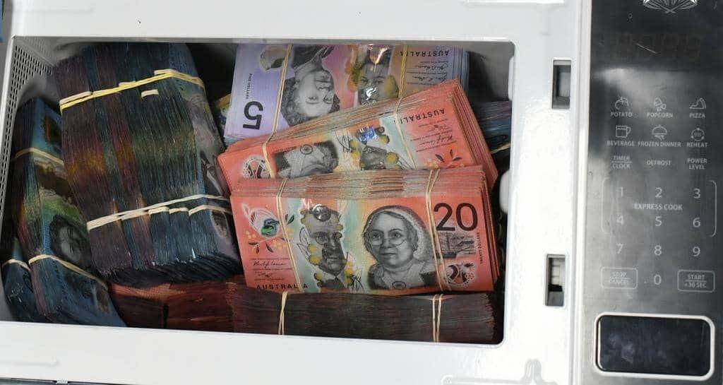 کشف 900 هزار دلار پول نقد جاسازی شده در مایکروویو در ایالت استرالیای غربی