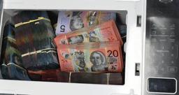 کشف 900 هزار دلار پول نقد جاسازی شده در مایکروویو در ایالت استرالیای غربی