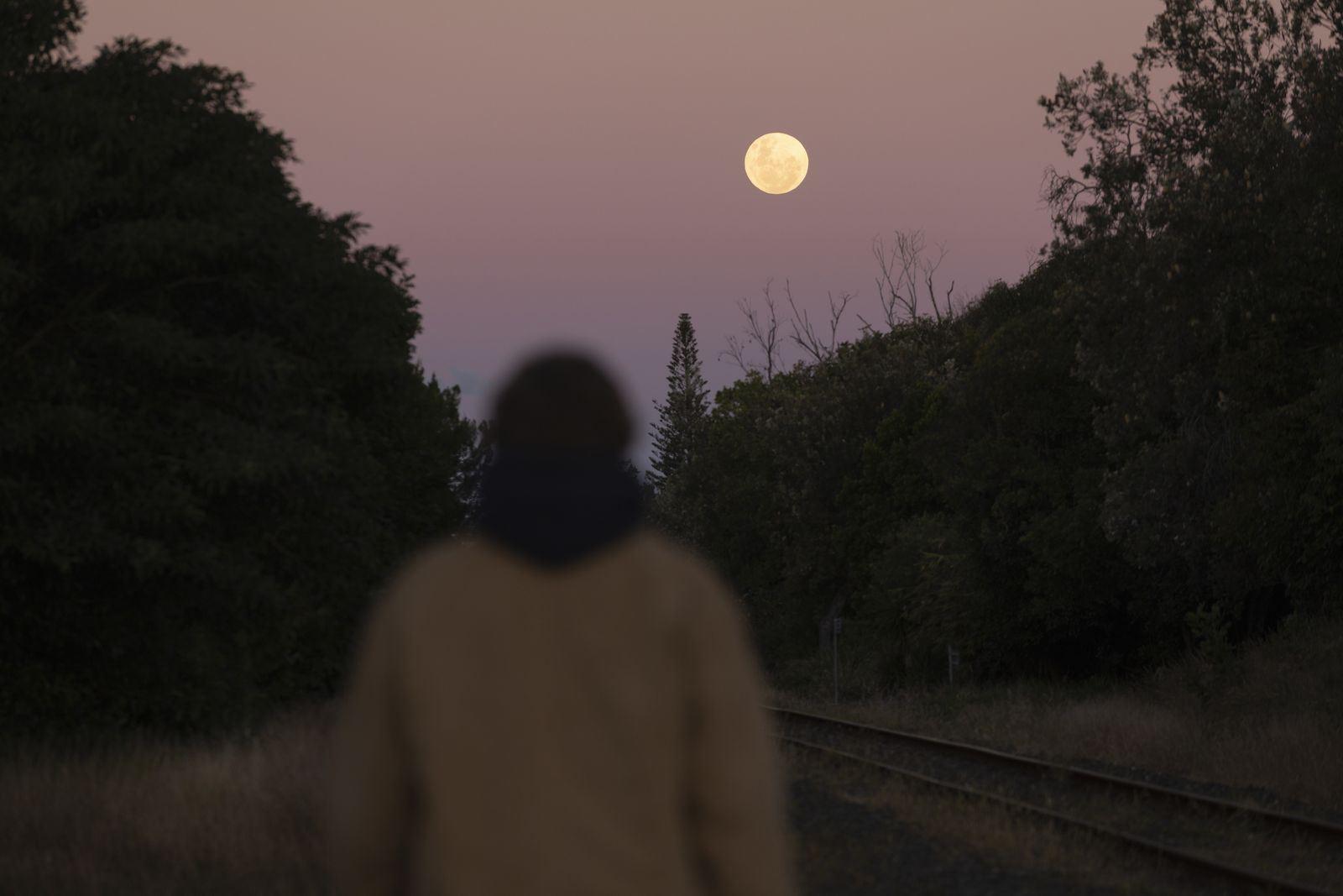 پدیده نادر ماه توت‌فرنگی پس از ۲۰ سال آسمان استرالیا را روشن می‌کند
