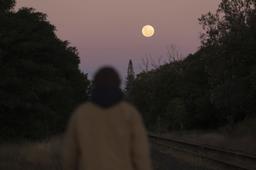 پدیده نادر ماه توت‌فرنگی پس از ۲۰ سال آسمان استرالیا را روشن می‌کند