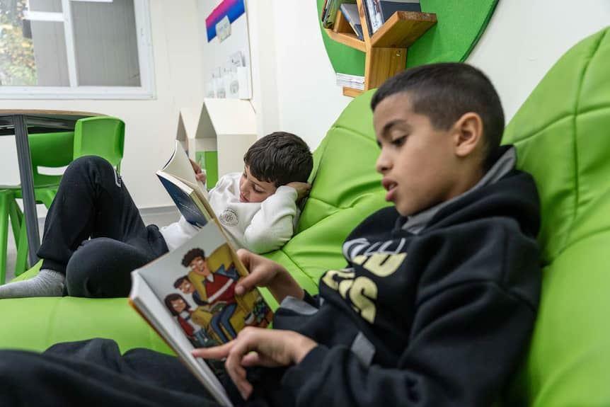 کاهش نگران‌کننده سرانه مطالعه در استرالیا؛ مردان کمتر از زنان کتاب می‌خوانند