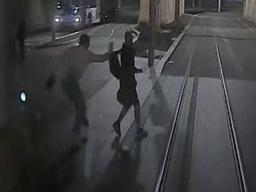 نجات معجزه‌آسا در سیدنی؛ رهگذری جان یک فرد را از برخورد با تراموا نجات داد