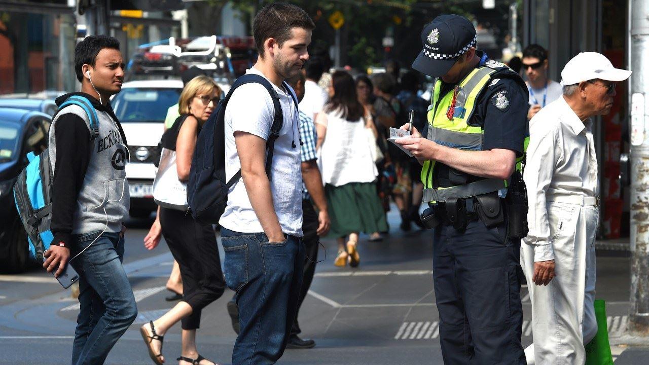 پیشنهاد جنجالی شهردار ملبورن: جریمه عابران پیاده و مصادره تلفن همراه برای برقراری "نظم" در شهر