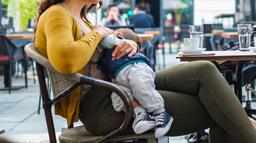 در استرالیا شیردادن مادران به نوزدان در مکان‌های عمومی منع قانونی ندارد