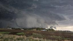 طوفان سهمگین و مخرب کوئینزلند را در نورید، قطعی برق گسترده و هشدار ماندن در خانه