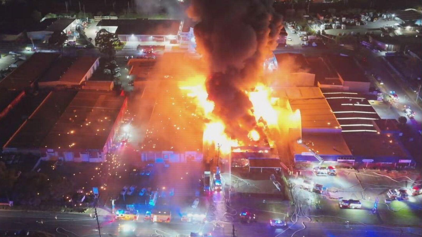 آتش‌سوزی مهیب در کارخانه مدیریت پسماند غرب سیدنی؛ انفجارهای پی‌درپی در نیمه‌شب