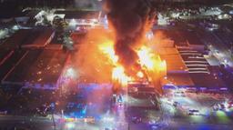 آتش‌سوزی مهیب در کارخانه مدیریت پسماند غرب سیدنی؛ انفجارهای پی‌درپی در نیمه‌شب