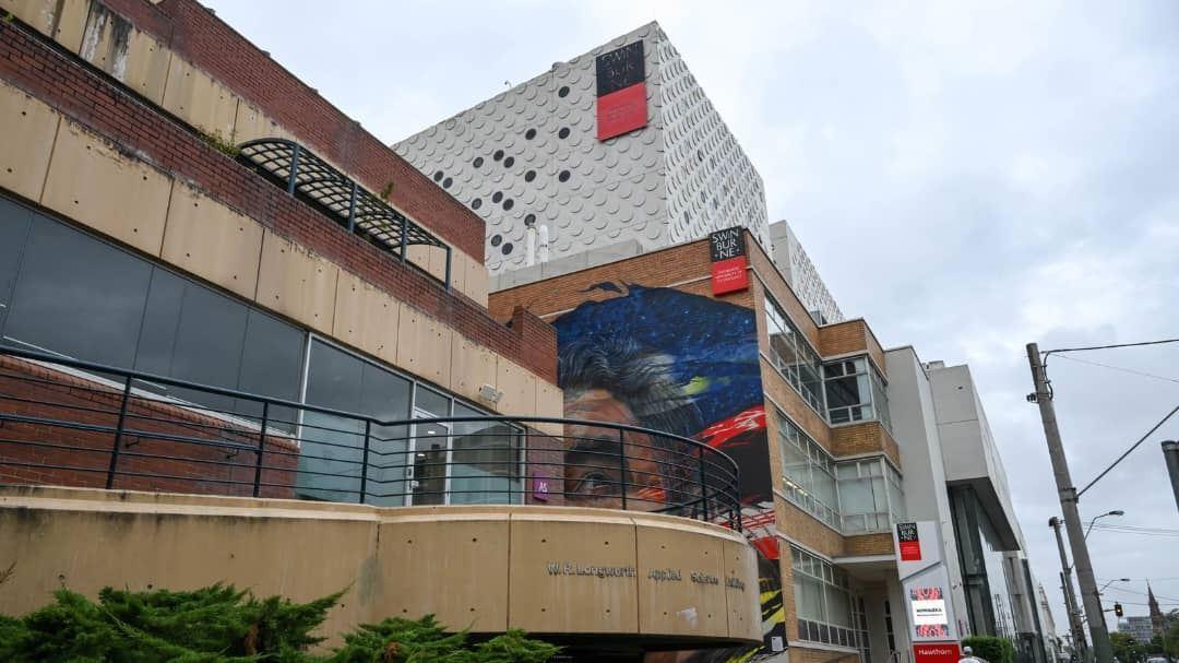 دانشگاه سوئین‌برن به دانشجویان با شش ماه سابقه تحصیل، مدرک رسمی اعطا می‌کند