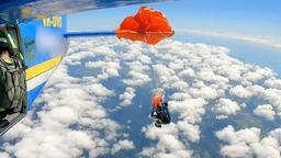 نجات معجزه‌آسای چترباز در ایالت کوئینزلند پس از گیر کردن چتر به دم هواپیما