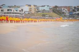 ادای احترام باشکوه نجات غریق‌ها به قربانیان حادثه ساحل بوندای سیدنی