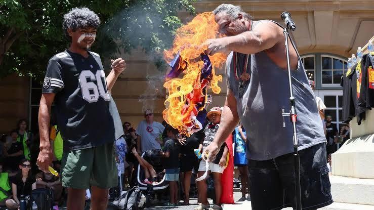 حبس و خطر اخراج؛ پیشنهاد جرم‌انگاری آتش‌زدن پرچم ملی، در پارلمان استرالیا