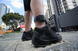 در ایالت کوئینزلند استفاده از پابند الکترونیکی برای کودکان ۱۰ سال به بالا قانونی شد