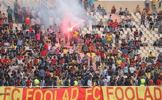 هوادارن فولاد خوزستان ایران به رختکن و سالن کنفرانس حمله کردند