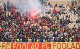 هوادارن فولاد خوزستان ایران به رختکن و سالن کنفرانس حمله کردند