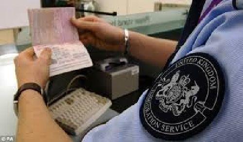 هنگام خروج از استرالیا در صورت مخدوش بودن پاسپورت ، مامورین امیگریشن می توانند شخص را بازداشت کنند /پاسخ به سئولات شنوندگان همراه با دکتر سیروس احمدی کارشناس مهاجرت