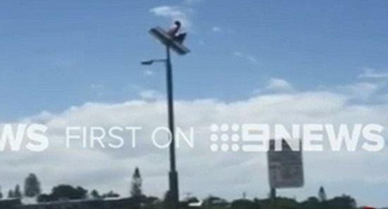 خوشحالی جوان استرالیایی برای اتمام دوران مقطع تحصیلی با یک حرکت خطر ناک