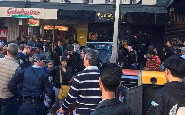 ورود خودرو به میان جمعیت در سیدنی استرالیا 5 نفر را مصدوم کرد