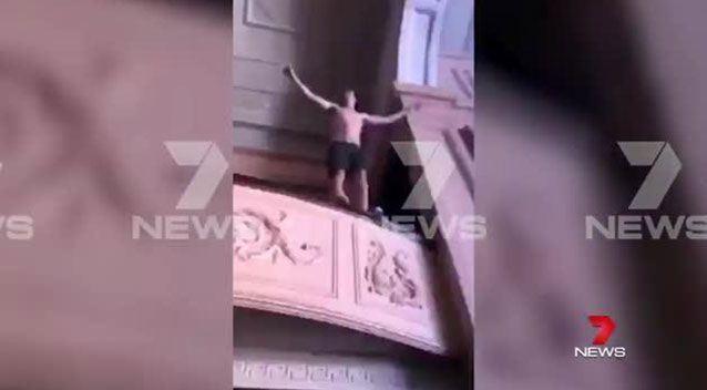 پرش مرگبار شهروند جوان استرالیا از طبقه بالکن کنسرت زنده