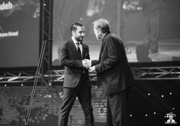 گزارش تصویری از اهدای جایزه به نوید محمدزاده در مراسم جوایز سینمایی آسیاپاسیفیک 2017 