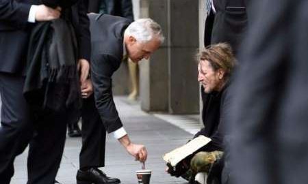  کمک 5 دلاری نخست وزیر استرالیا 'مالکوم ترنبول' به یک بی خانمان دردسر ساز شد