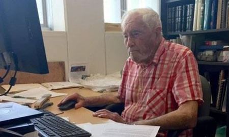 سالخورده‌ترین استاد دانشگاه در استرالیا با 102 سال سن مشغول به کار است