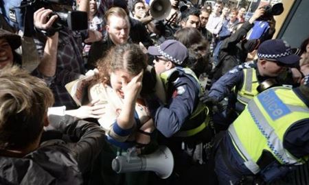 خوشونت در تجمع دانشجویان معترض استرالیا به افزایش شهریه و کاهش کمک دولت