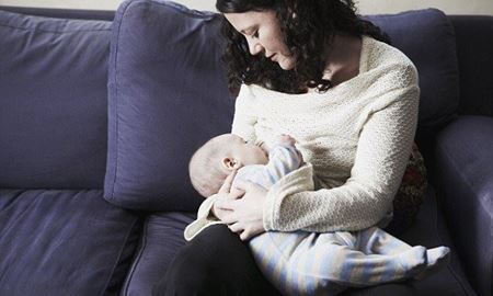 محققان استرالیا...کاهش احتمال ابتلا به سرطان رحم برای زنانی که فرزندشان را با شیر خود تغذیه می‌کنند