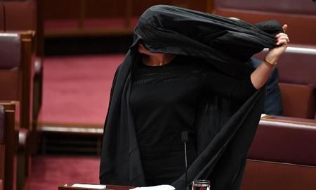  مخالفت "پائولن هانسون" سناتور مجلس فدرال با حجاب زنان ( برقع )در پارلمان استرالیا 
