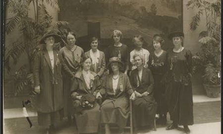 استرالیا نخستین کشور جهان ، که زنان از حقوق کامل سیاسی برخوردار شدند.