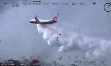 خاموش کردن آتش در جنگل های استرالیا با کمک هواپیمای بویینگ 737