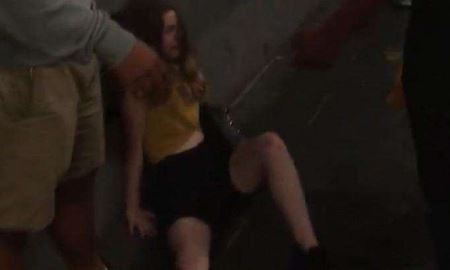 رفتار خشن نیروهای حفاظتی مترو با یک دختر جوان در ایستگاه متروی در ملبورن