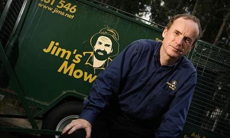 ادعای خسارت بنیانگذار Jim’s Mowing از دولت ایالت ویکتوریا