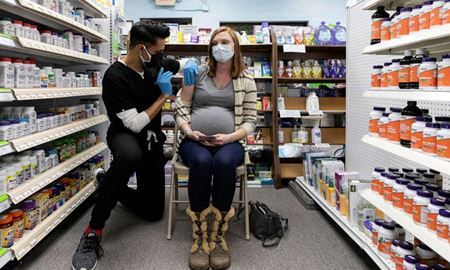 بررسی تاثیر واکسن‌ فایزر و بایون‌تک بر نوزادان و زنان باردار