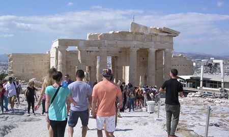 یونان درهای خود را به روی افراد واکسینه شده باز می‌کند