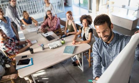 مخالفت با ممنوعیت استفاده کارمندان از لباس‌های بی‌آستین