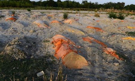 رها شدن اجساد قربانیان کرونا در رود گنگ