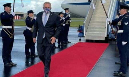 فرش قرمز پایگاه هوایی ویلیام تون زیر پای موریسون 