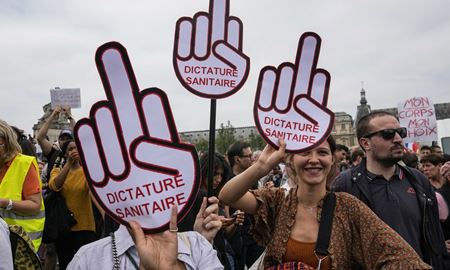 تخریب دو مرکز واکسیناسیون در فرانسه در اعتراض به اجباری شدن آن