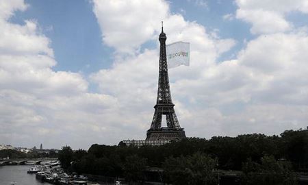 اهتزاز بزرگ‌ترین پرچم المپیک بر فرار برج ایفل