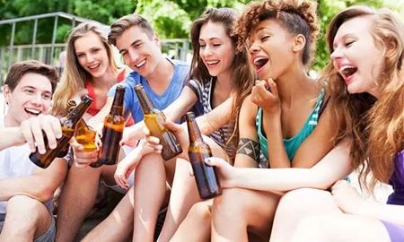 هشدار به والدین در مورد دادن اجازه مصرف الکل به نوجوانان