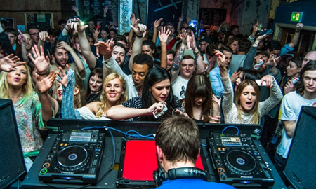 بریتانیایی‌ها بدون کارت واکسن به کلوب‌های شبانه بروند