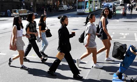 استثمار دانشجویان خارجی با حذف محدودیت ساعات کاری مشاغل ضروری