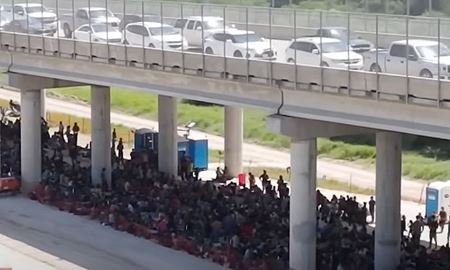 اسکان مهاجران زیر یک پل در آمریکا